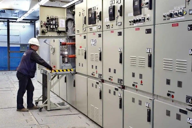 Operation and Maintenance for MV Switchgear - Eaton