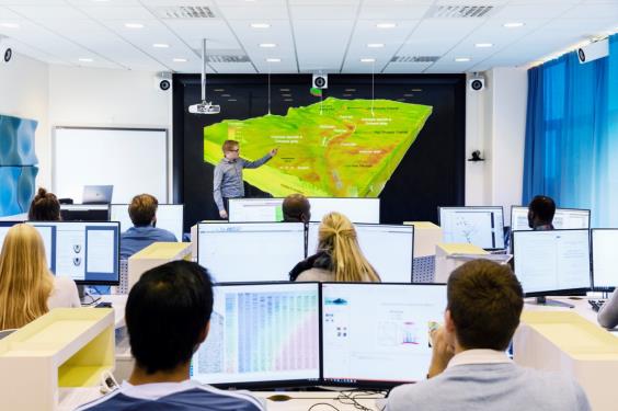 Practical Seismic Interpretation with Petrel